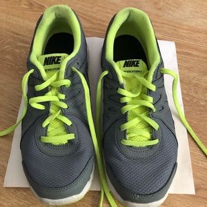 NIKE REVOLUTION 2 Youth #555082 size 6 Y Run Shoes